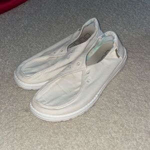 Hey dudes, size 8 , worn a few times, does not have laces